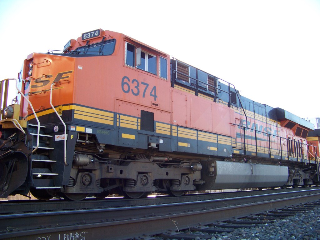 BNSF ES44AC 6374